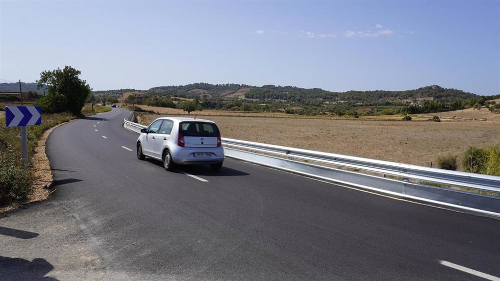 Archivo - Un coche circula por una carretera de Mallorca.