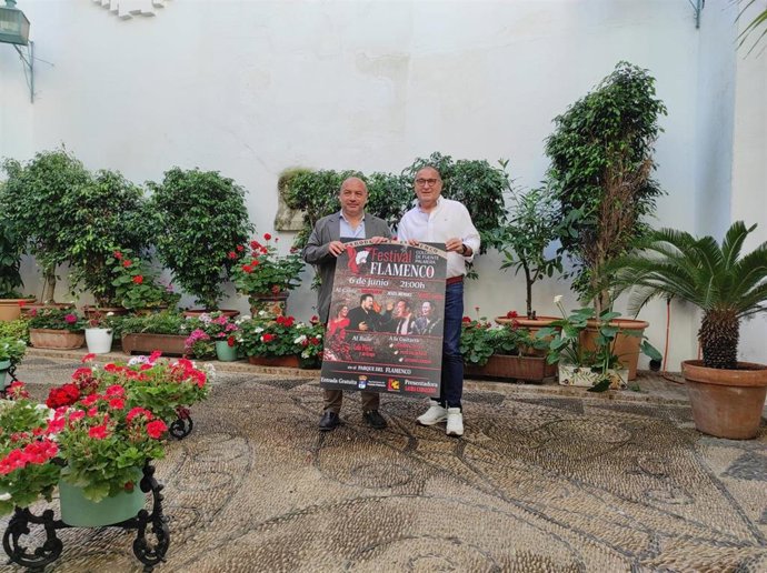 El delegado de Cultura de la Diputación, Gabriel Duque (izda.), y el responsable de Cultura del Ayuntamiento de Fuente Palmera, Quique González, presentan el cartel la V edición del Festival Flamenco de la localidad.