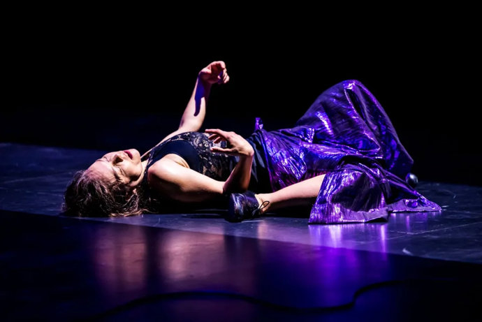 Rocío Molina en la puesta en escena de 'Calentamiento'.