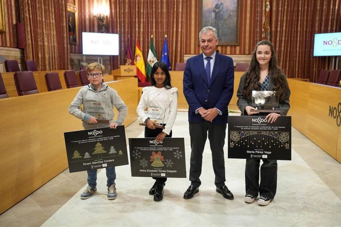 Imagen del alcalde de Sevilla, José Luis Sanz, junto a los ganadores de la pasada edición del Concurso Infantil de iluminación navideña