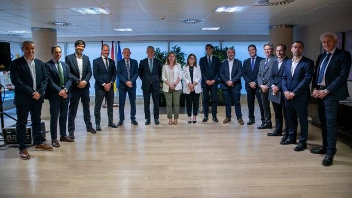 La consejera de Agricultura, Noemí Manzanos, con las entidades financieras