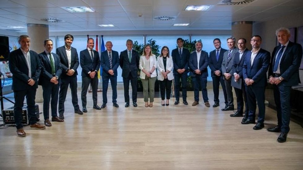 La consejera de Agricultura, Noemí Manzanos, con las entidades financieras