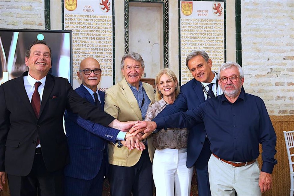 María José García-Pelayo, junto a Vito Bentivegna, director del Instituto del Vino y del Aceite de Sicilia, Bernard Rouby, presidente de Vins doux Naturels France, Titos Francis, director de D. O Samos, y César Saldaña, presidente del Consejo Regulador