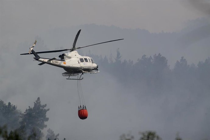 Archivo - Un helicóptero trabaja en las labores de extinción de un incendio. Foto de archivo. 