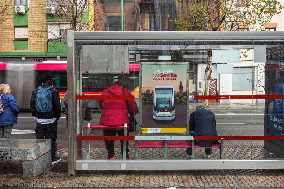 Archivo - Imagen de archivo de un autobús de Tussam circulando por el centro de la ciudad. A 23 de enero de 2025, en Sevilla (Andalucía, España).