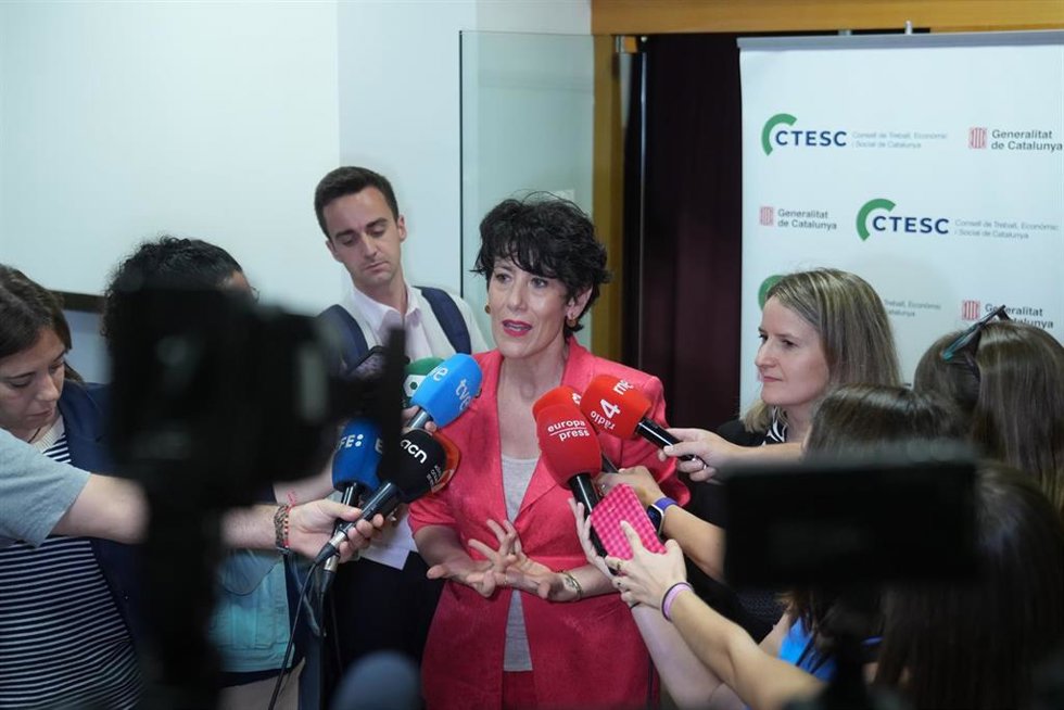 La ministra de Inclusión, Seguridad Social y Migraciones y portavoz del Gobierno, Elma Saiz (c), durante la presentación del informe 'La realidad migratoria en España: prioridades para las políticas públicas', en la sede del Consell de Treball, Econòmic i