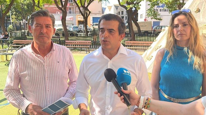 El presidente provincial de Vox, Antonio Sevilla, junto al portavoz y la viceportavoz del grupo municipal de Vox, Antonio Alcázar y Yolanda Gómez.