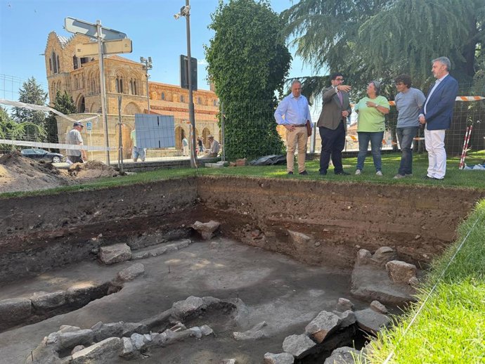 El alcalde de Ávila, Jesús Manuel Sánchez Cabrera, visita las excavaciones junto al Arco de San Vicente.