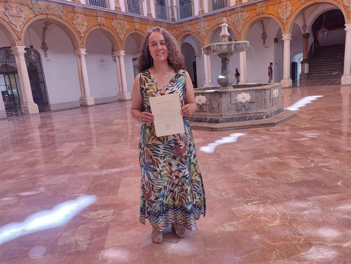 Rosa María Rodríguez (Por Andalucía) muestra su credencial de nueva parlamentaria andaluza por Córdoba.