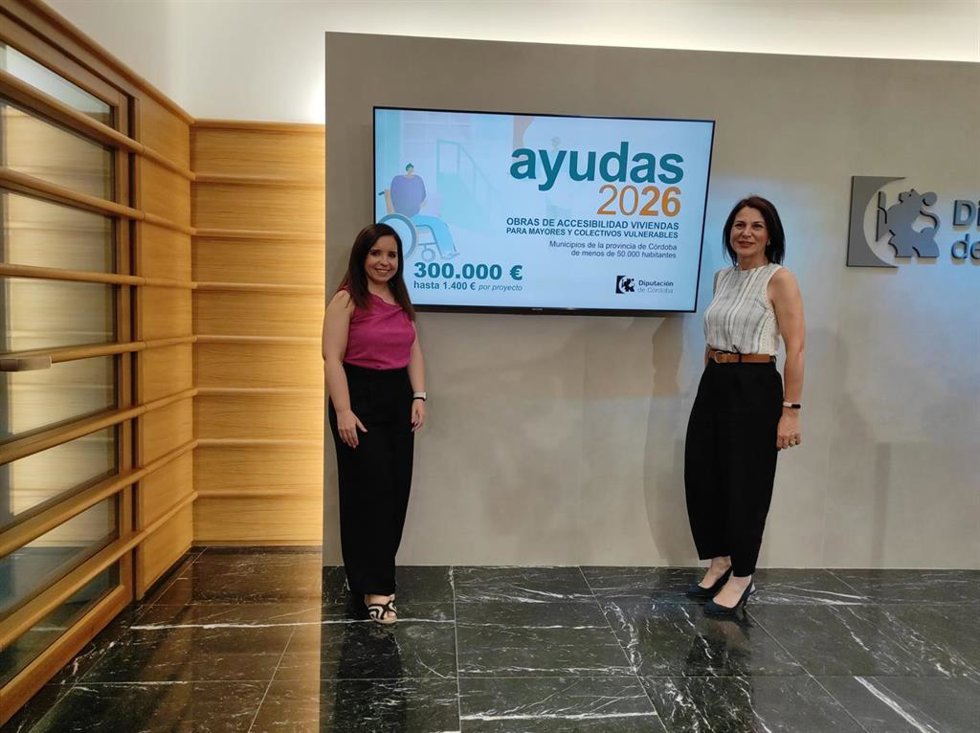La delegada de Derechos Sociales de la Diputación de Córdoba, Irene Aguilera (izda.), presenta las ayudas para mejorar la accesibilidad de las viviendas de personas vulnerables.