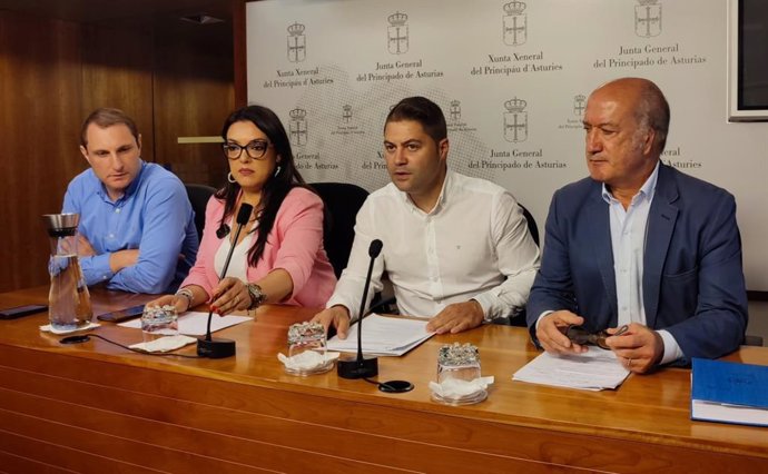 Los diputados Adrián Pumares (Foro), Carolina López (Vox) y Luis Venta (PP), junto al coordinador de URA, Borja Fernández