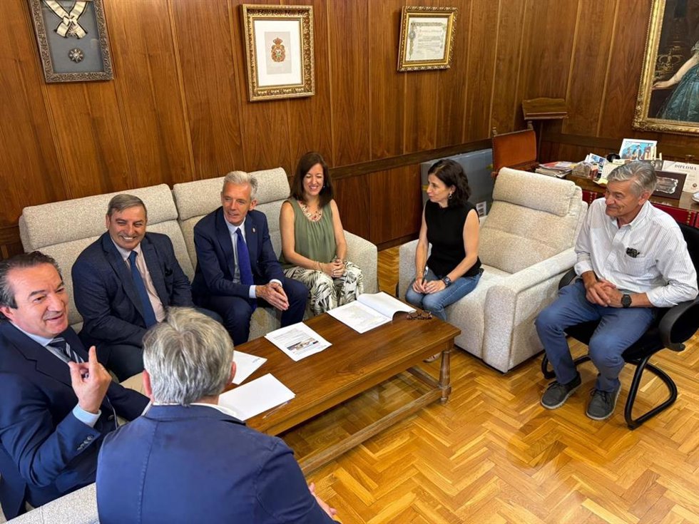 El consejero de Movilidad y Transformación Digital, José Luis Sanz Merino, ha mantenido una reunión de trabajo con el alcalde, Vidal Galicia, y otros responsables.