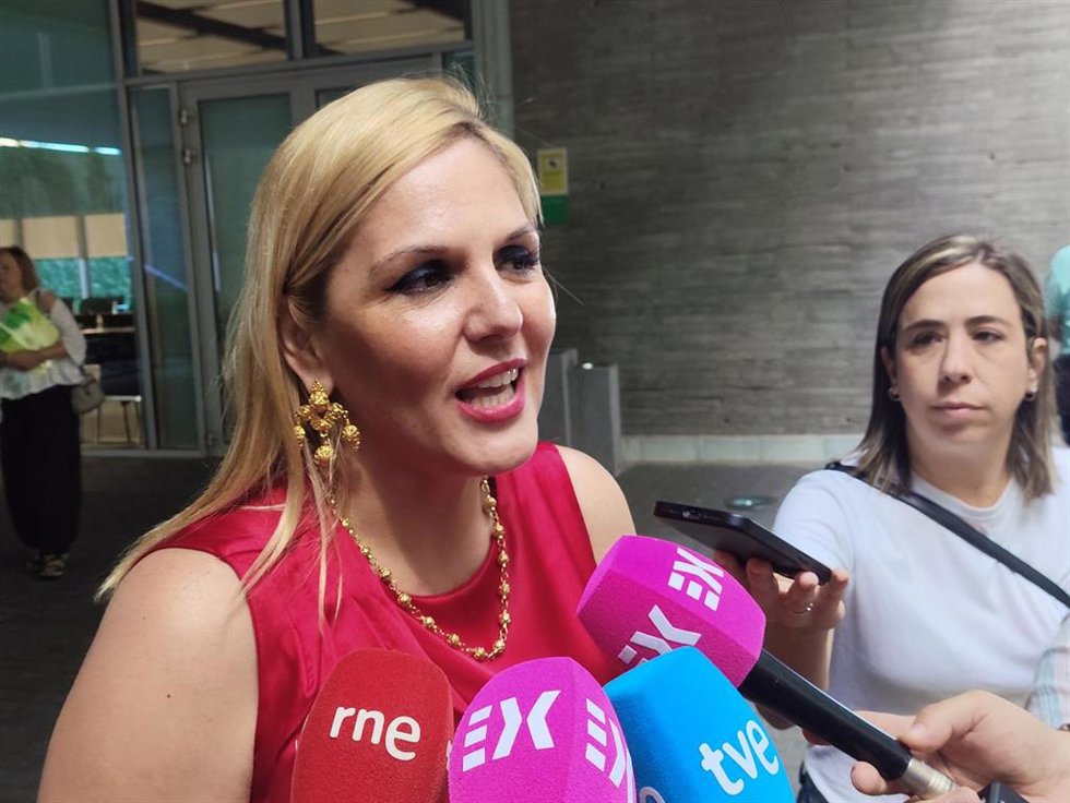 La consejera de Hacienda, Administración Pública y Diálogo Social, Elena Manzano, tras la Mesa General de Negociación de la Junta de Extremadura.