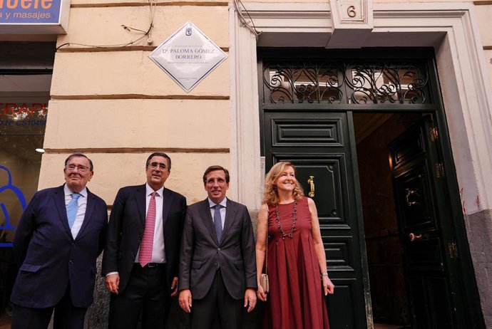 Madrid recuerda la "capacidad de concordia" de la periodista Paloma Gómez Borrero con una placa en su domicilio