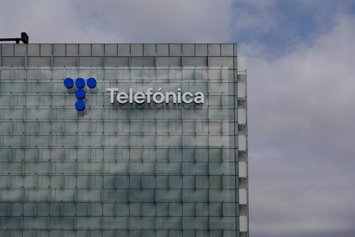 Archivo - Exterior de la sede de Telefónica, en el ensanche de Las Tablas, en el distrito de Fuencarral-El Pardo, en Madrid (España).