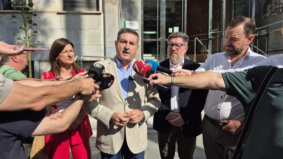 El secretario de Organización del PSOE de Almería, José Nicolás Ayala, atiende a los medios.