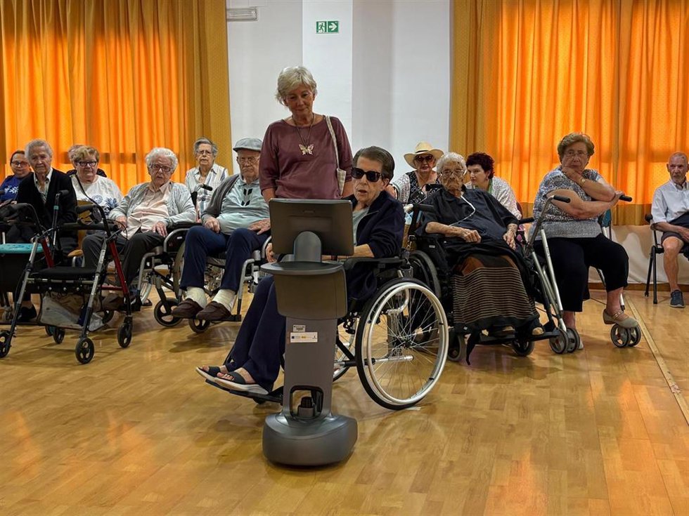 La consejera de Bienestar Social, Bárbara García Torijano, durante su visita a la residencia de mayores 'Núñez de Balboa' de Albacete.