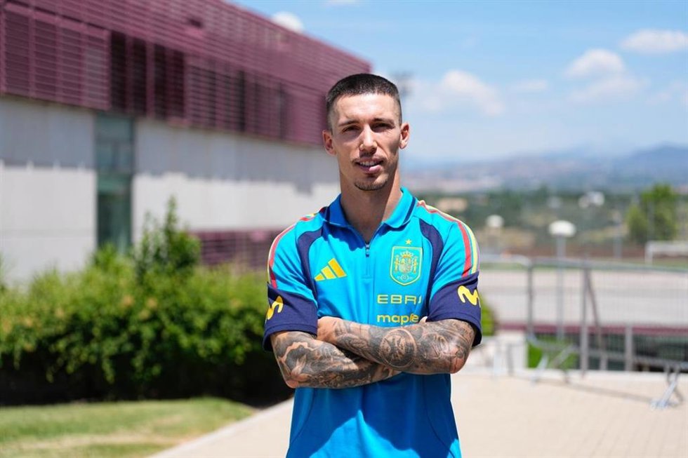 El lateral izquierdo del Bayer Leverkusen y la selección española Alejandro Grimaldo posa para Europa Press en la concentración de la selección.
