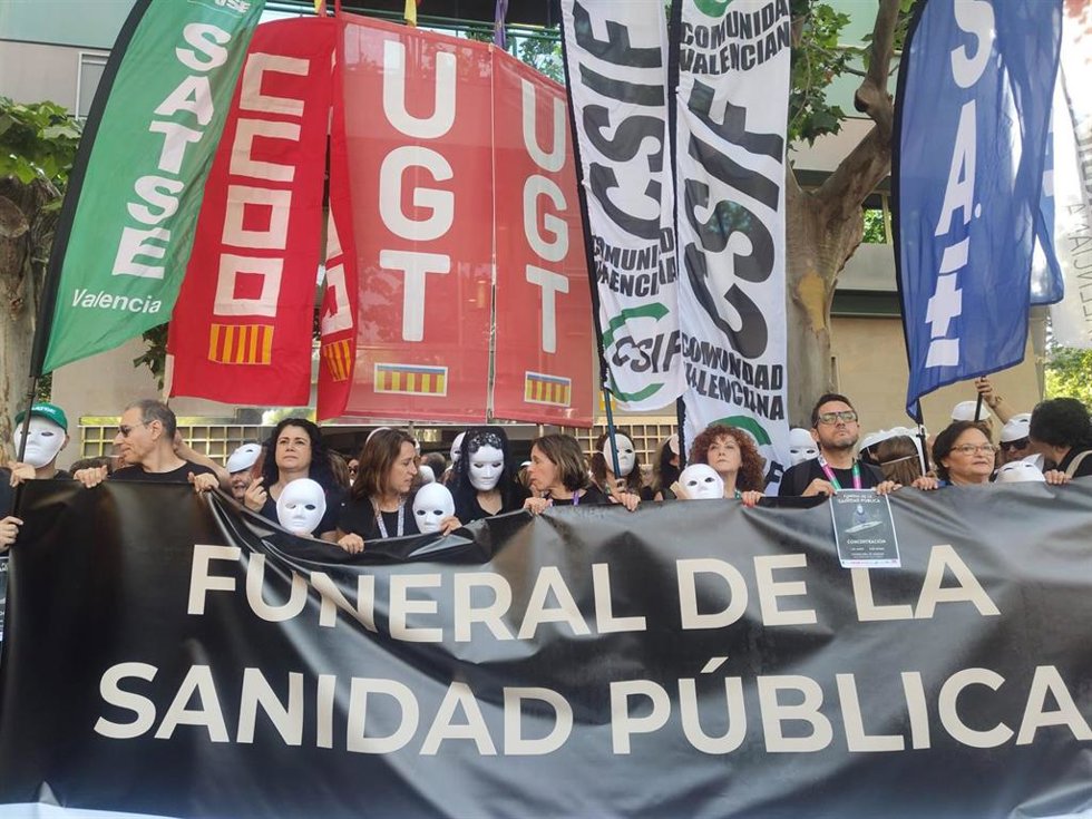 Concentración de sindicatos a las puertas de la Conselleria de Sanidad