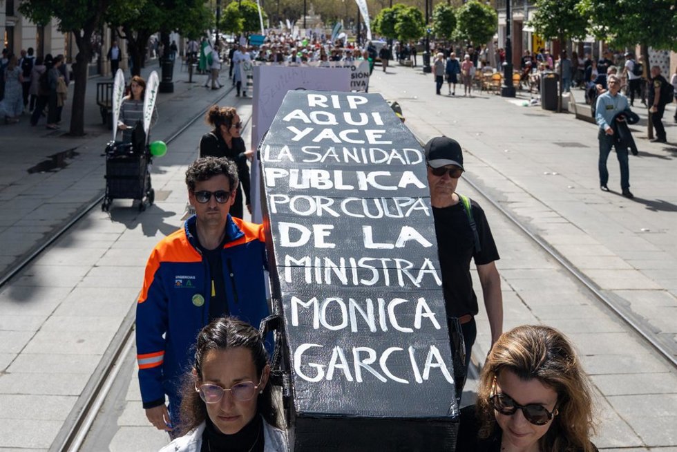 Archivo - Manifestación en Sevilla convocada por el Sindicato Médico Andaluz (SMA) en rechazo del Estatuto Marco que impulsa el Ministerio de Sanidad.  