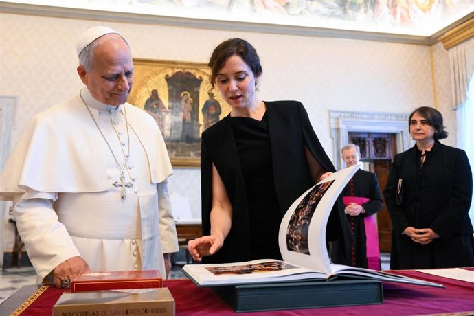 Ayuso se reúne con el Papa cinco días antes de su visita a Madrid y aborda la situación de los jóvenes o la integración