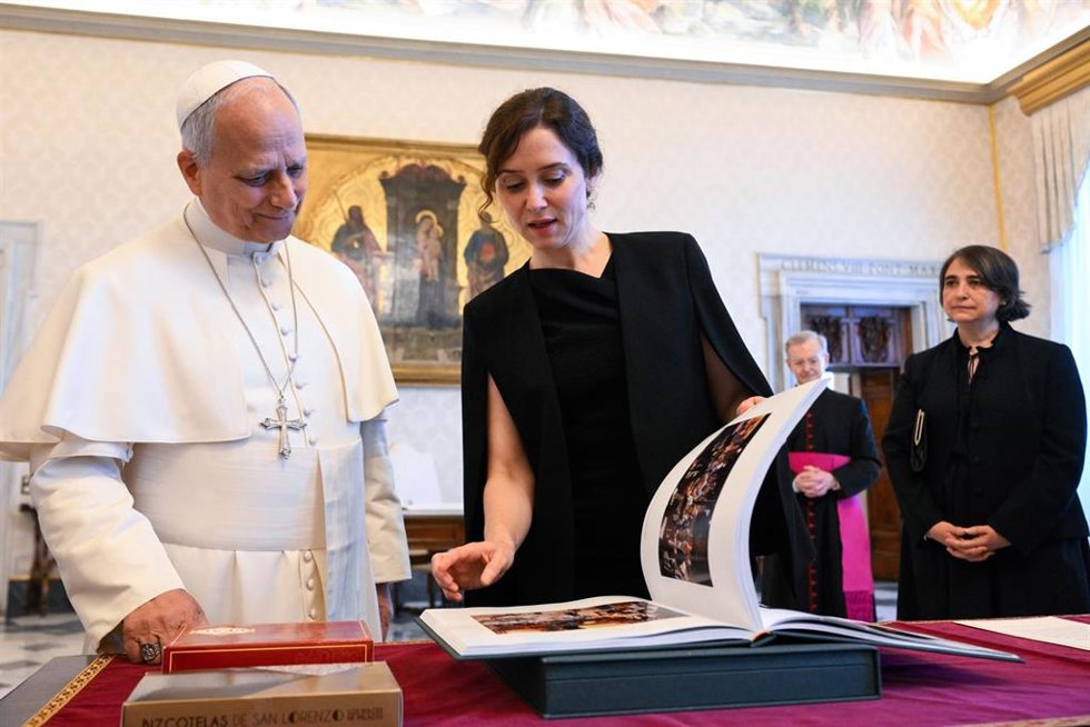 Ayuso se reúne con el Papa cinco días antes de su visita a Madrid y aborda la situación de los jóvenes o la integración