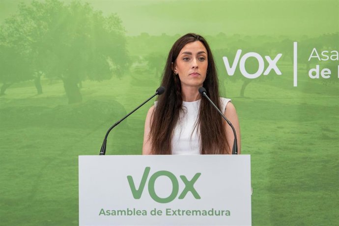 La portavoz de Vox en la Asamblea de Extremadura, Inés Checa, en rueda de prensa