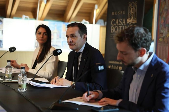 El director del Museo Casa Botines Gaudí, Raúl Fernández (centro), en la presentación de la programación de verano.