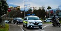 Detenida una joven de 19 por lanzar manotazos y empujones a los policías cuando iba en patinete por la acera