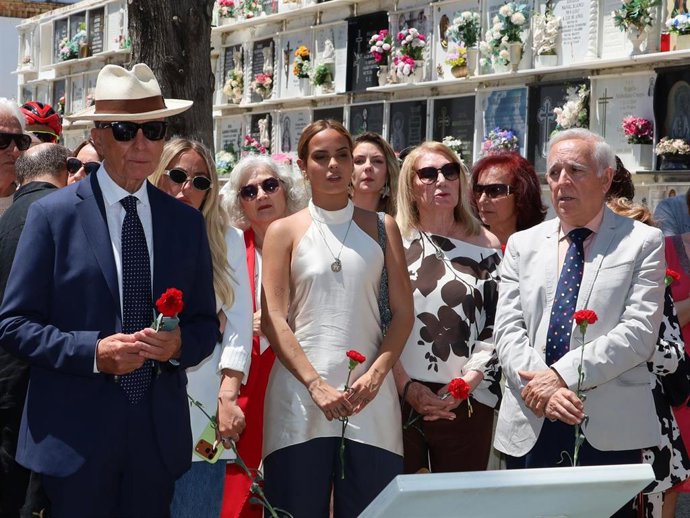 Ortega Cano, Gloria Camila, Rocío Flores y Gloria Mohedano con su marido José Antonio Rodríguez, entre los asistentes al homenaje a Rocío Jurado en su localidad natal