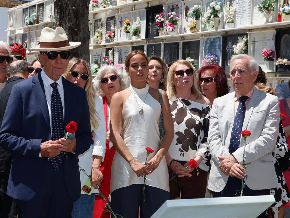 Ortega Cano, Gloria Camila, Rocío Flores y Gloria Mohedano con su marido José Antonio Rodríguez, entre los asistentes al homenaje a Rocío Jurado en su localidad natal
