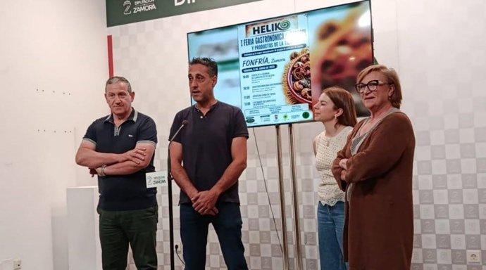 El presidente de la Diputación , Javier Faúndez; el alcalde de Fonfría, Sergio López; la representante de comunicación de Caja Rural de Zamora, Laura Huertos; y la presidenta de la asociación La Magarza, Amparo Aparicio.