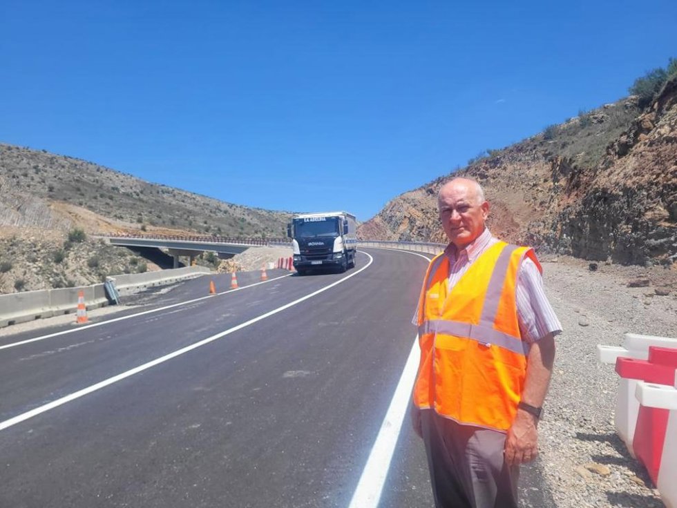 El director general de Carreteras e Infraestructuras del Gobierno de Aragón, Miguel Ángel Arminio, ha supervisado la entrada en servicio del nuevo viaducto de la A-226.