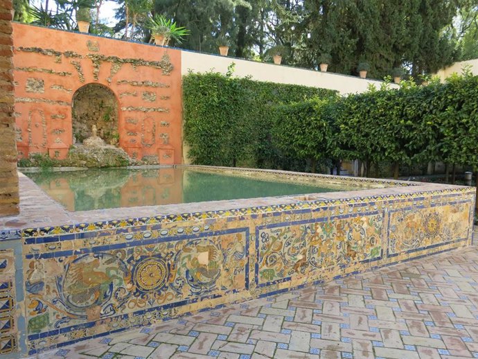 Imagen del estado de conservación del Estanque del Agua del Alcázar de Sevilla, antes de ser restaurado mediante los trabajos de conservación licitados en junio de 2026.