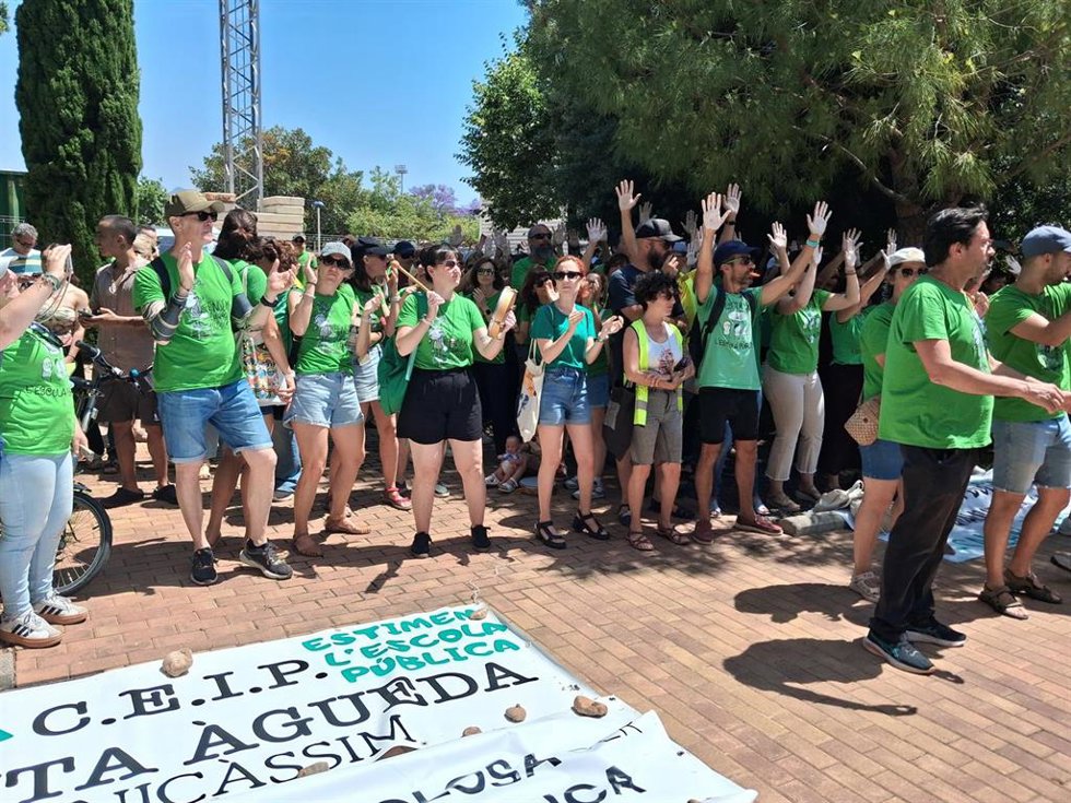 Docentes manifestándose en el campus de la UJI
