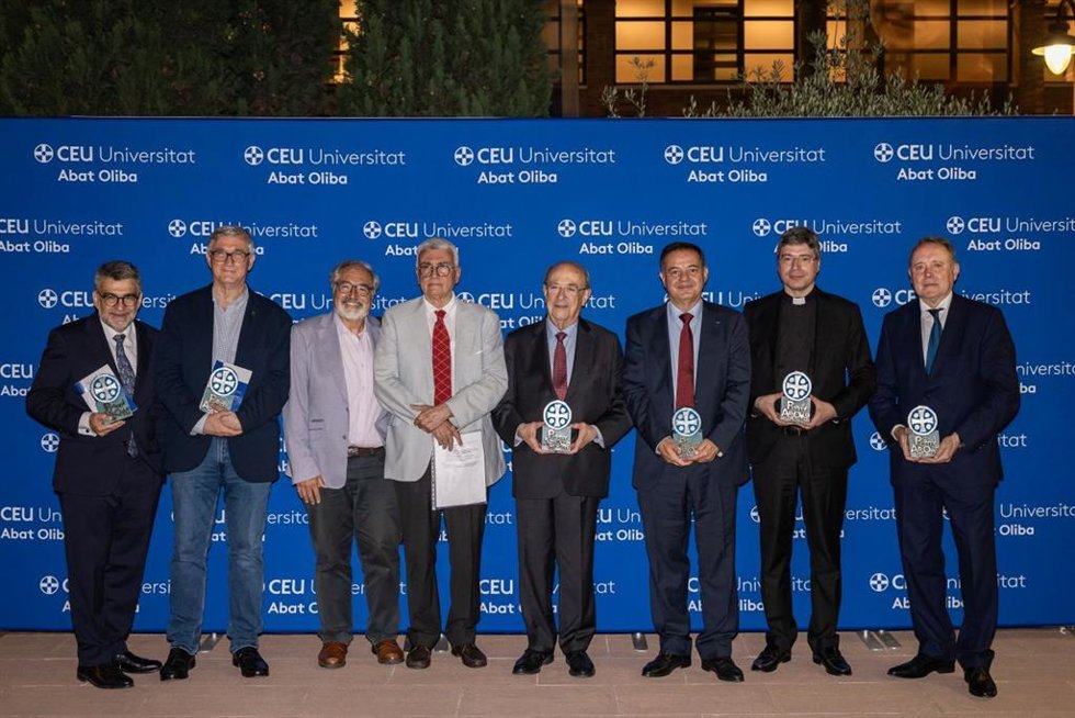 Representantes de las instituciones y las dos personalidades distinguidas con los I Premios Abat Oliba