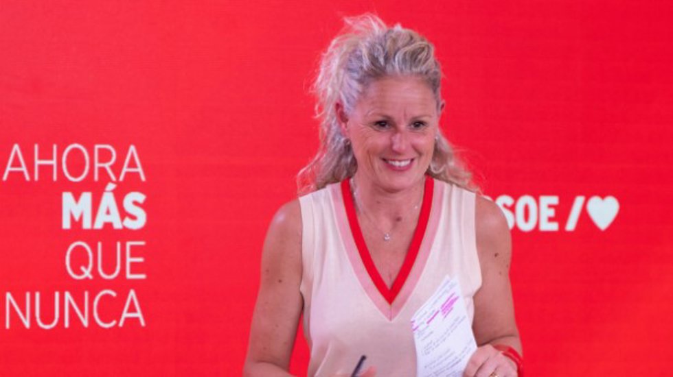 La portavoz del PSOE, Montse Mínguez, ofrece una rueda de prensa tras la reunión de la Ejecutiva