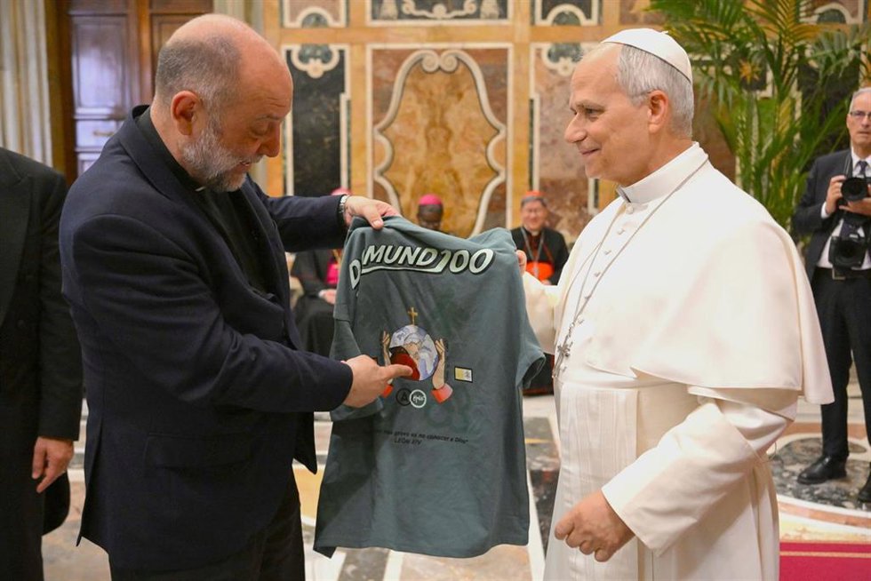 El Papa recibe la camiseta conmemorativa del centenario del Domund