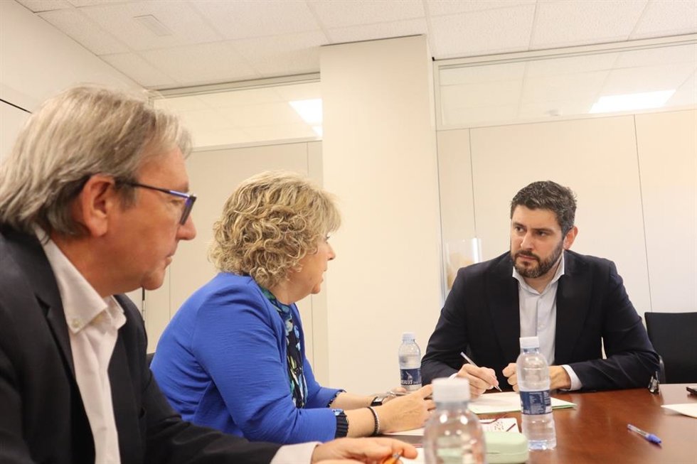 El vicepresidente Nolasco ha recibido en su despacho a los representantes de ARADE para abordar cuestiones sobre el cuidado a las personas mayores y dependientes.