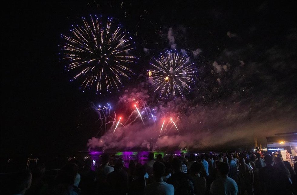 Archivo - Castillo de fuegos artificiales en una clausura de las Fiestas Colombinas.