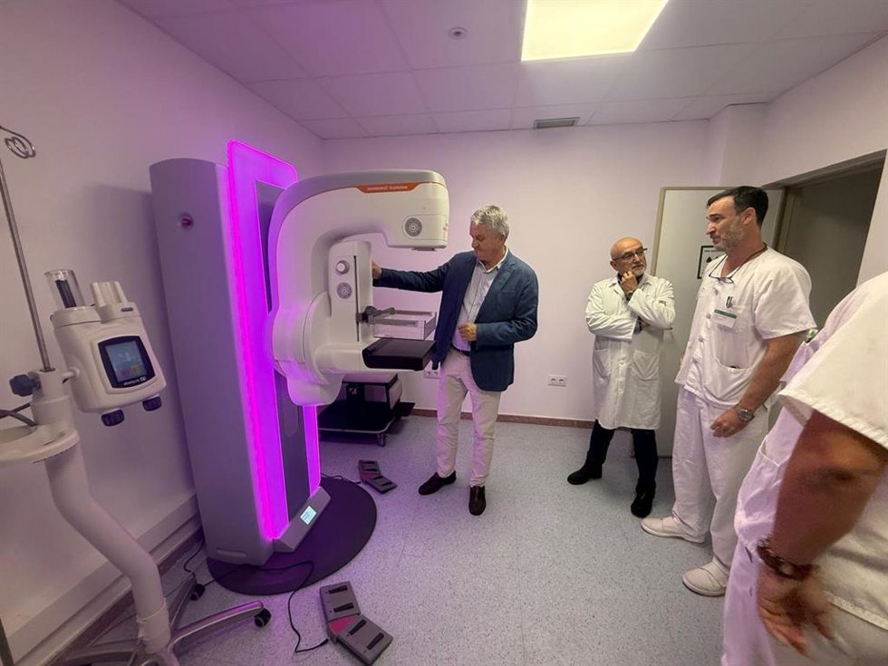 El delegado de Salud y Consumo de la Junta en Almería, Juan de la Cruz Belmonte, durante la visita al nuevo mamógrafo digital del Hospital La Inmaculada en Huércal-Overa.