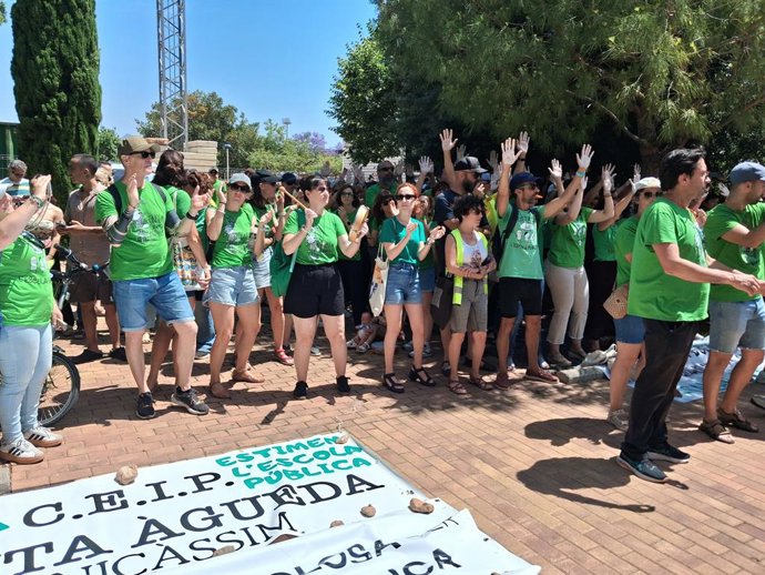 Docents manifestant-se en el campus de la UJI