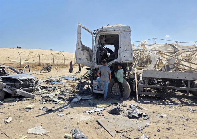 29 de maio de 2026, Territórios Palestinos, Khan Yunis: Palestinos inspecionam os escombros no local de um ataque aéreo israelense em Khan Yunis, no sul da Faixa de Gaza. Foto: Tariq Mohammad/APA Images via ZUMA Press Wire/dpa
