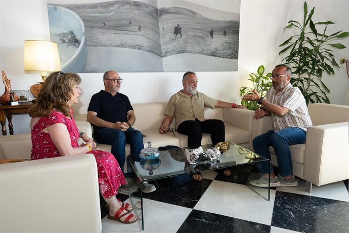 Miembros de la Plataforma de Personas Refugiadas se reúnen con el presidente de la Diputación de Cáceres, Miguel Ángel Morales