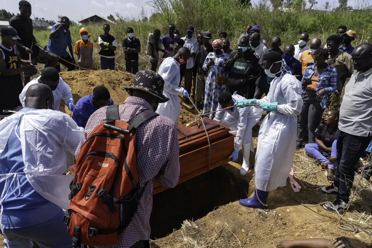Personal médico entierra a una de las víctimas del brote de ébola en Bunia (República Democrática del Congo)