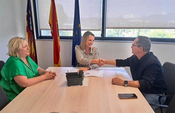 El secretario general de Servicios Públicos del sindicato, Miquel Ángel Romero, y la consellera de Trabajo, Función Pública y Diálogo Social, Catalina Cabrer.