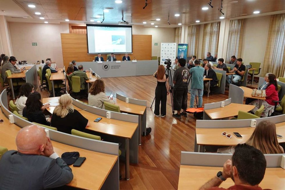 Rector de la Universidad de Málaga, Teodomiro López; el director de la Cátedra, Antonio Guevara Plaza; y Gerardo Galván, en representación de Mundo Marino,, presentan la 'Cátedra de Turismo Sostenible'