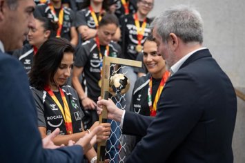 El presidente de Canarias, Fernando Clavijo, y el vicepresidente canario, Manuel Domínguez, en el recibimiento al Rocasa Gran Canaria tras ganar la liga femenina de balonmano
