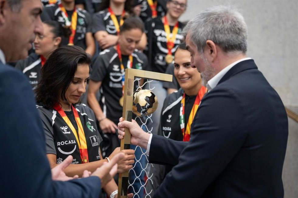 El presidente de Canarias, Fernando Clavijo, y el vicepresidente canario, Manuel Domínguez, en el recibimiento al Rocasa Gran Canaria tras ganar la liga femenina de balonmano