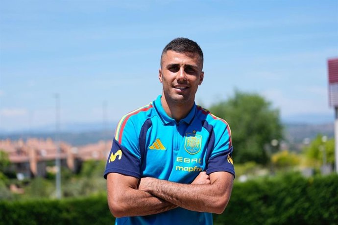 Rodri Hernández posa na Cidade do Futebol de Las Rozas